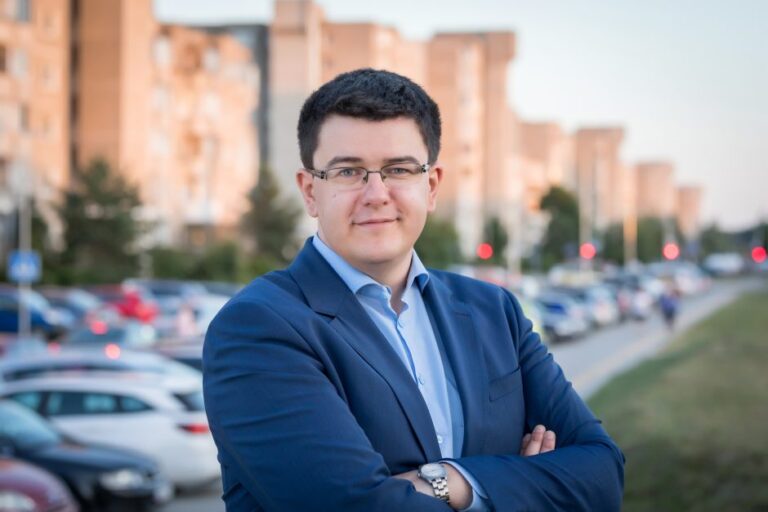 Valdžia aukščiau Konstitucijos, Jedinstvo idealai gyvi