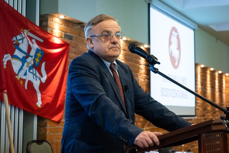 Vytautas Radžvilas. Grumtynių dėl istorinės tiesos spektaklis