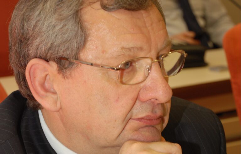 Romualdas Žekas. Bandymai koją pritaikyti prie bato