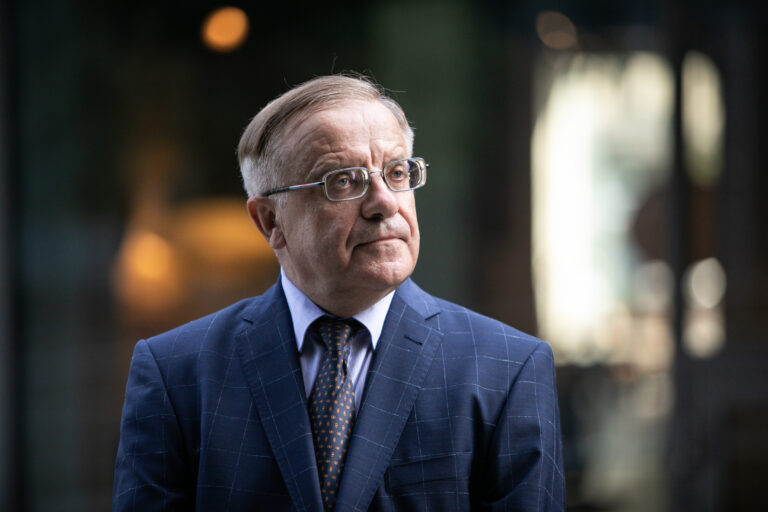 Vytautas Radžvilas. Piemens ir vilkų žaidimą laikas baigti