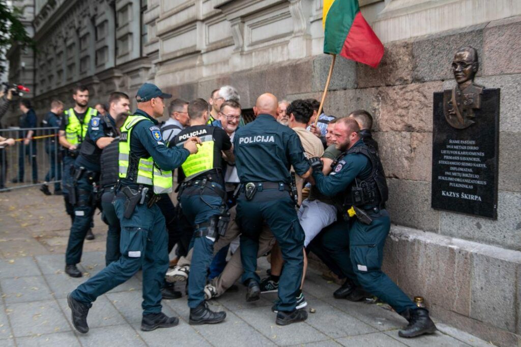 Policijos smurtas pries lentos K. Skirpai sunaikinima ELTA Oresto Gureviciaus nuotr